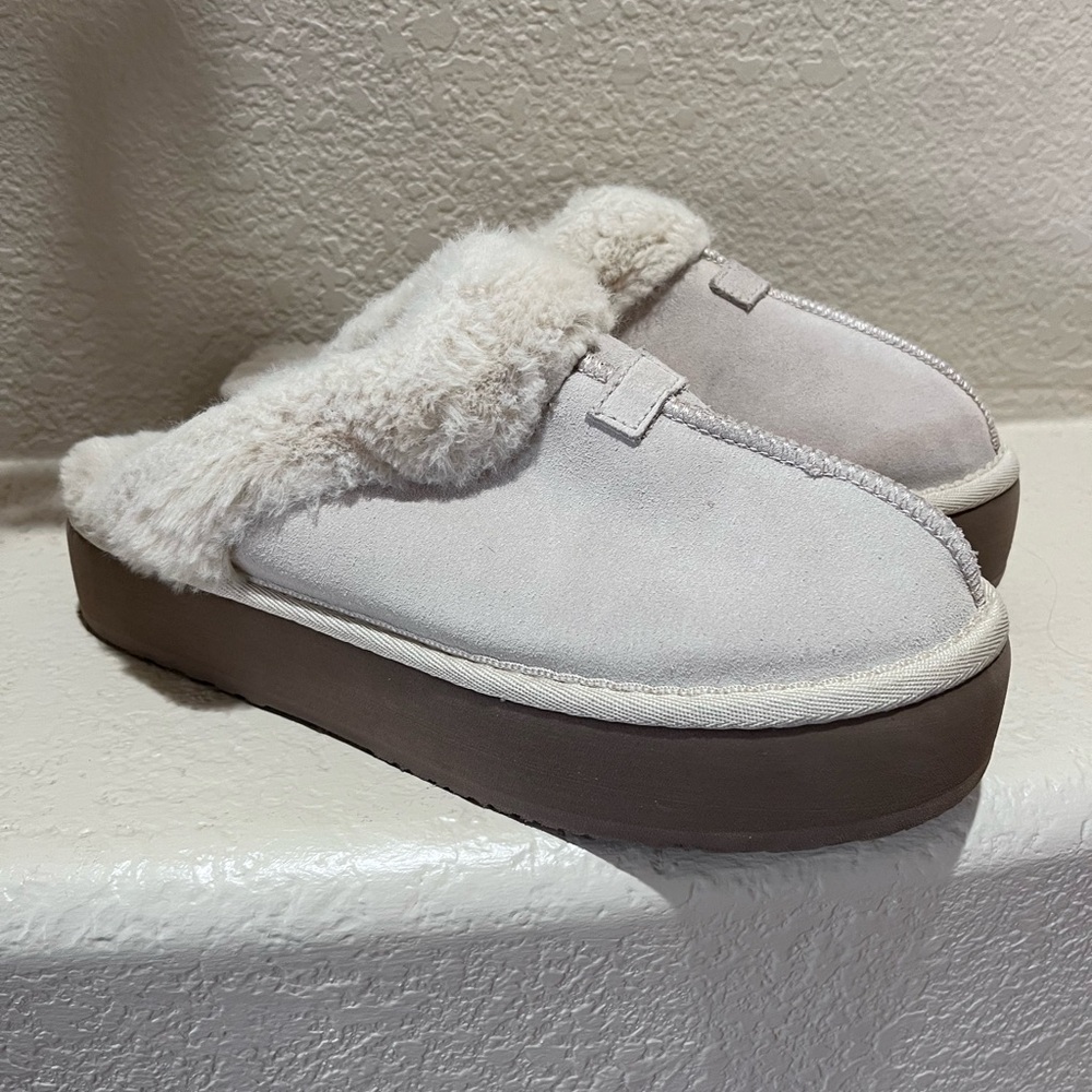 Joyspun Womens Sz 7  Suede Platform Clog Slippers Color Ivory Warm Cozy VGUC